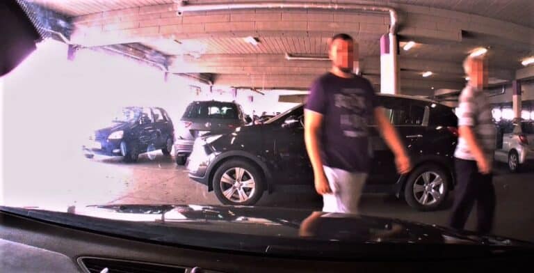 Bezczelny gość. Chodzi po olsztyńskich parkingach i opluwa samochody [WIDEO]