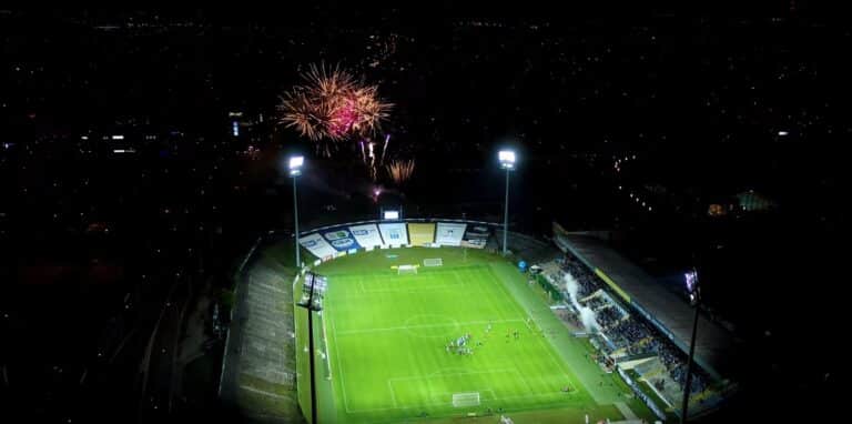 Pokaz sztucznych ogni nad stadionem Stomilu po zwycięskim meczu [WIDEO]