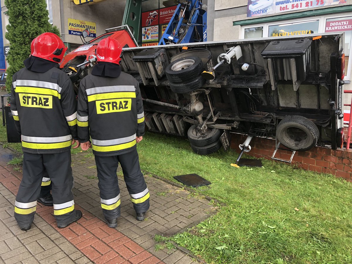 Na Jarotach przewrócił się podnośnik przy centrum handlowym [WIDEO]