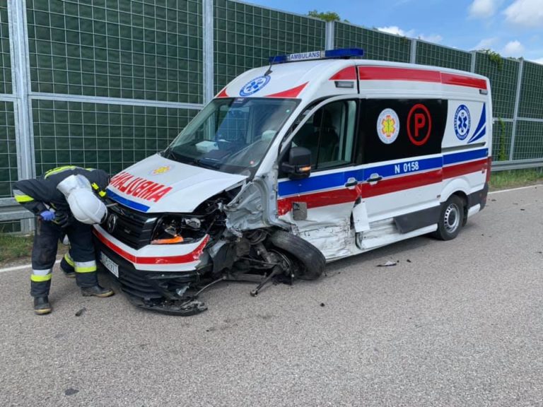 Jechali na sygnale z pacjentem. Nowa karetka skasowana [FOTO]