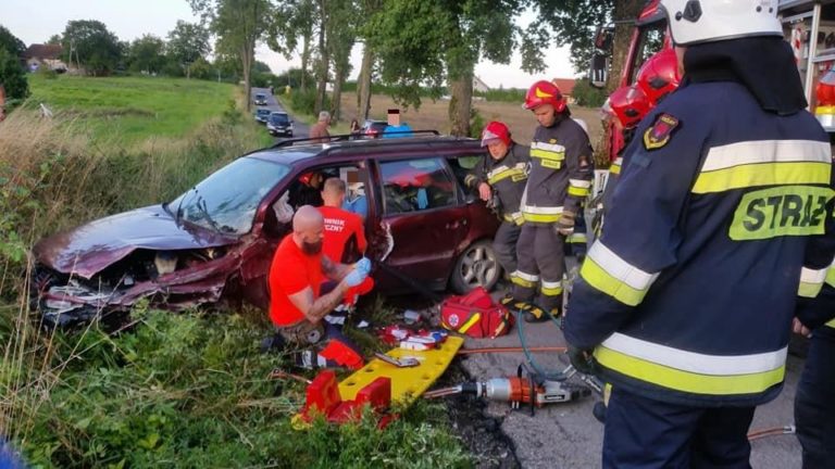 Zderzenie czołowe dw&oacute;ch samochod&oacute;w pod Olsztynem [FOTO]