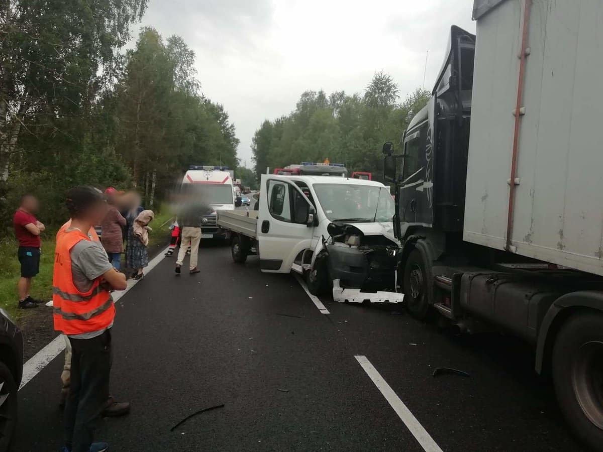 Droga pod Olsztynem jest zablokowana po zderzeniu tira z busem