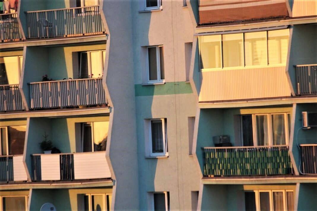 Olsztyńscy policjanci zrobili nalot na mieszkanie oszusta. Próbował wyskoczyć przez balkon z… czwartego piętra