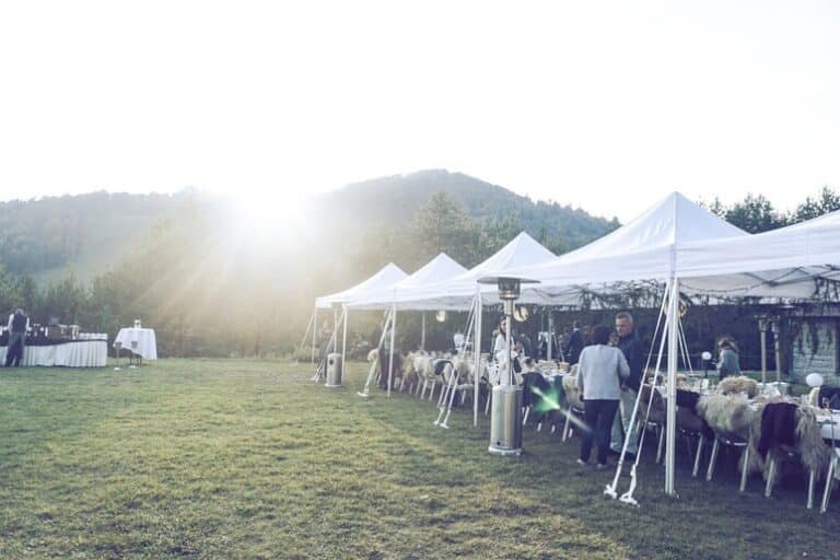 Namioty bankietowe – świetna opcja przy organizowaniu imprez plenerowych