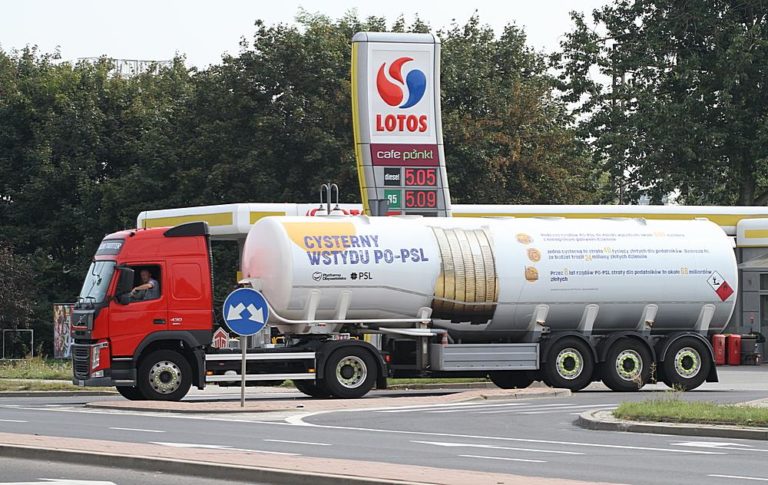 Kandydaci PiS do Sejmu zaprezentowali &bdquo;cysternę wstydu PO-PSL&rdquo;