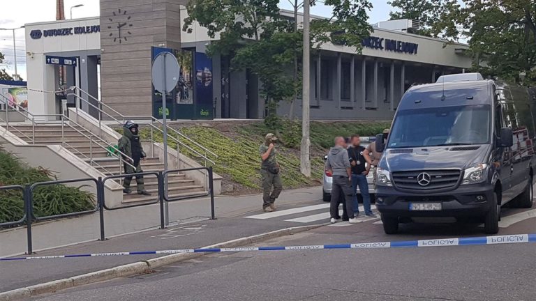 Ewakuacja dworca w Olsztynie. Wstrzymano ruch pociąg&oacute;w. Przyjechali saperzy