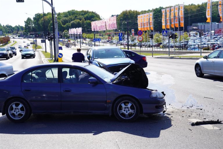 Niebezpieczne skrzyżowanie przy Galerii Warmińskiej. Kolizja za kolizją [FOTO]