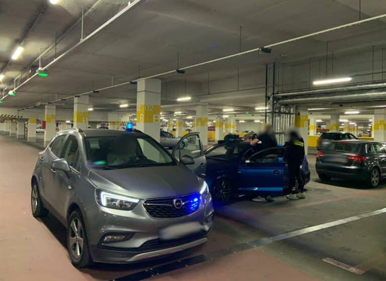 Kurier z Olsztyna zniknął z firmowymi pieniędzmi. Policja złapała go w centrum Warszawy. Wynajął sobie luksusowe auto