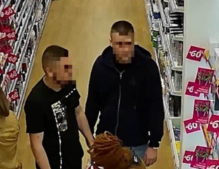 Znasz ich? Robili to w dw&oacute;jkę w centrum handlowym. Nagrał ich monitoring [FOTO]