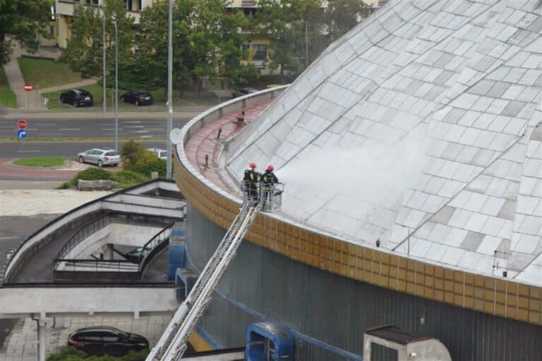 Straż Pożarna myła dach Hali Uranii? Robili to &bdquo;na ostro&rdquo; [FOTO]