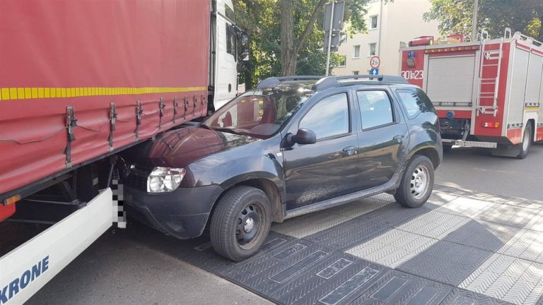 Kierowcy ciężar&oacute;wki ześlizgnęła się noga z pedału. Kolizja na Zatorzu