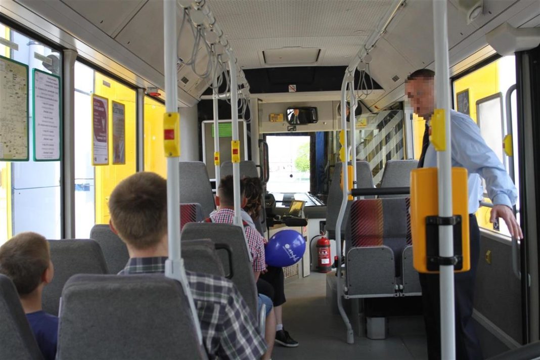 Seria upadków w autobusach miejskich. W tym roku już ponad 80! Urzędnicy apelują do pasażerów