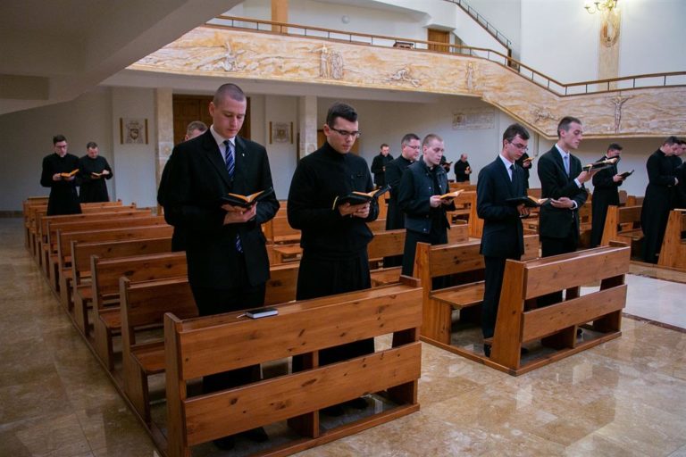Coraz kr&oacute;tsza ławka katechet&oacute;w