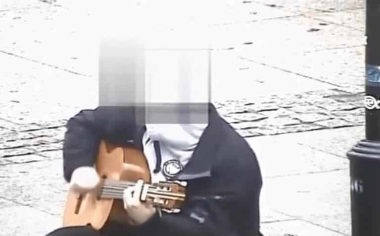 Okradł niewidomego grajka na Starym Mieście [WIDEO]