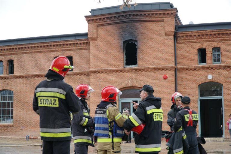 Pożar w Kuźni Społecznej. Dopiero co odnowiono zabytek [FOTO]