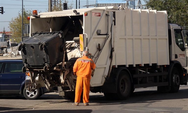 Kilkukrotnie dźgnął żonę nożem, potem popełnił samob&oacute;jstwo? Czołowo wjechał w śmieciarkę