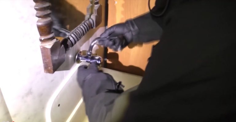 Celnicy w ukrytym pomieszczeniu znaleźli automaty do gier. Kran służył jako klamka