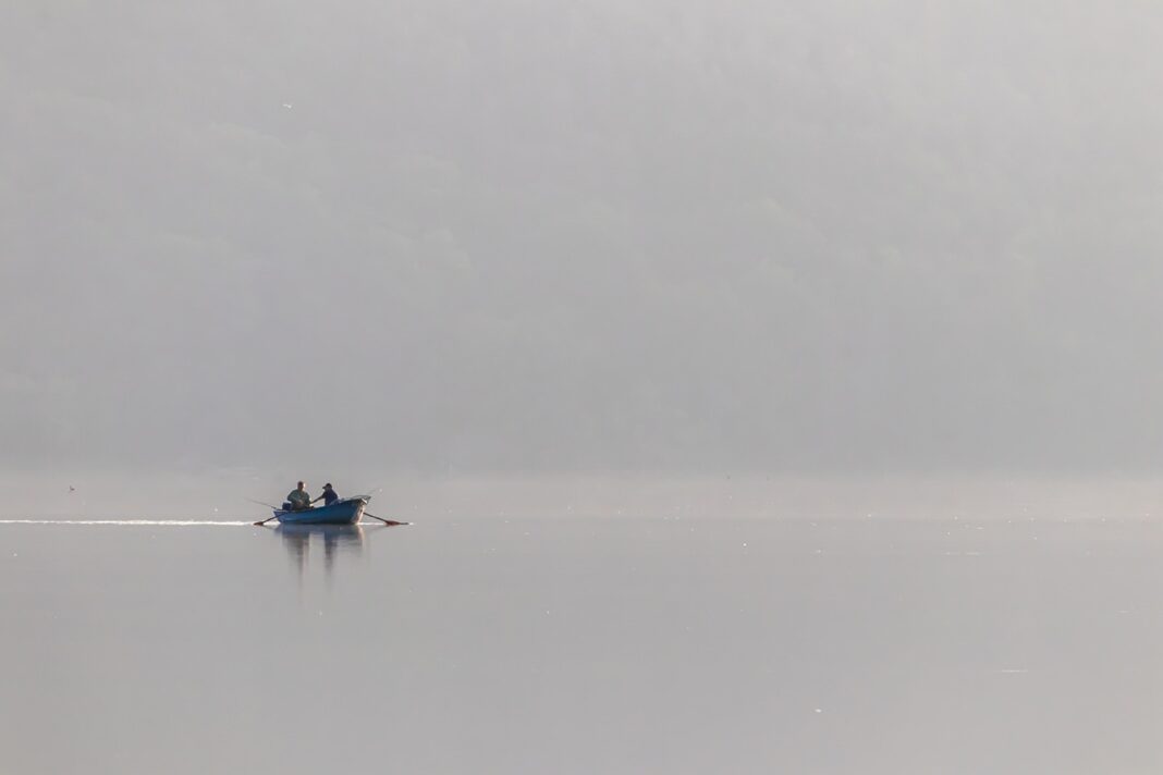 Wędkarz zgubił się we mgle na jeziorze