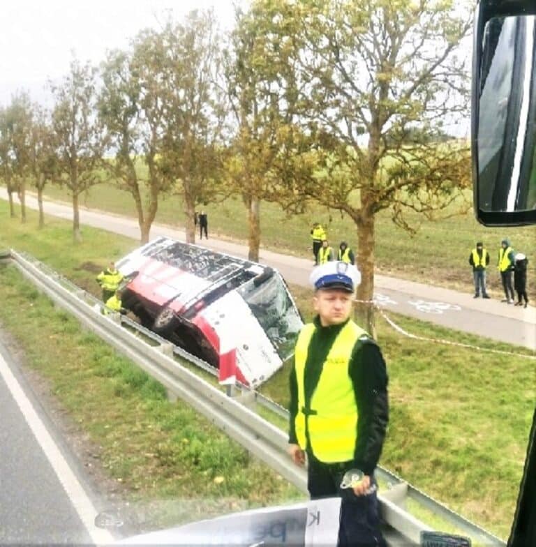 Po wypadku autobusu 18 osób trafiło do szpitali [FOTO]