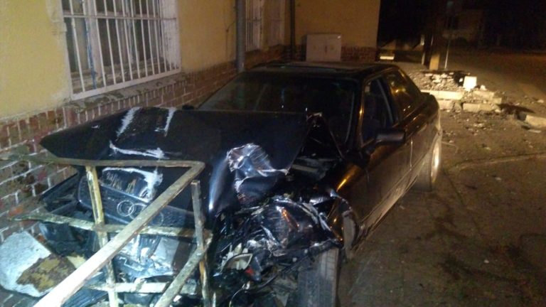 Wjechał w dworzec. Wysiadł z auta i przed przyjazdem policji wypił w kilka minut butelkę w&oacute;dki