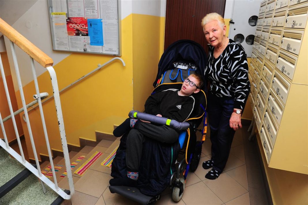 Dramat starszej kobiety i jej niepełnosprawnego wnuka. Prezes SM Pojezierze znowu nie chce pomóc