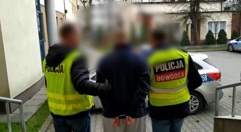 Pobili chłopaka w parku. Ukradli mu telefon by nie kontaktował się z „ukochaną” jednego ze sprawców