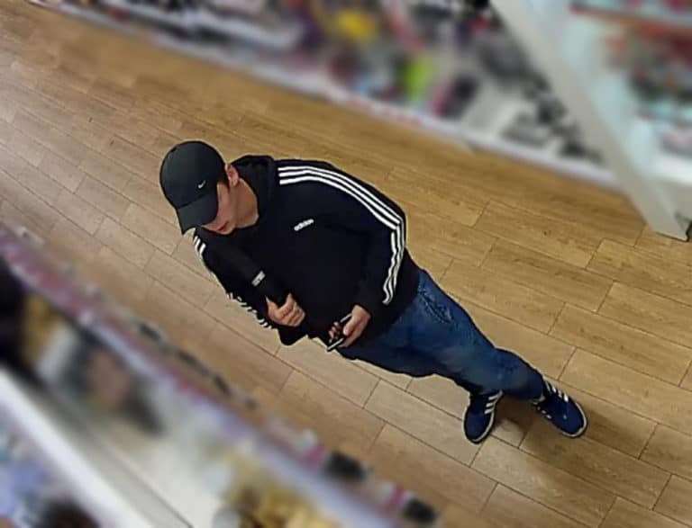 Olsztyńska policja szuka tego dresiarza. Nagranie w dużej rozdzielczości [WIDEO]