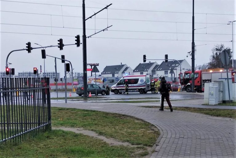 Wypadek na Jarotach. 15-latka potrącona na przejściu dla pieszych