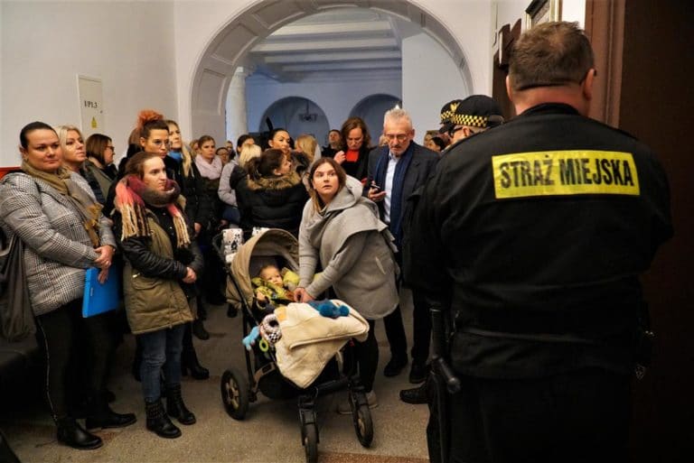 Desperacka pr&oacute;ba dialogu kobiet z prezydentem. Grzymowicz chowa się za strażnikami uzbrojonymi w pałki