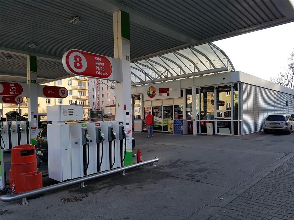 Napad z użyciem broni na stację benzynową w Olsztynie. Zamaskowany złodziej zażądał wydania… hot doga