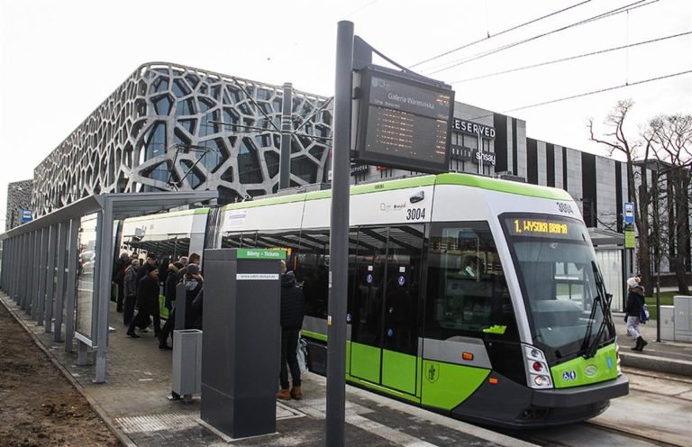 Matka weszła po w&oacute;zek, a tramwaj odjechał. Na przystanku zostało 2-letnie dziecko bez opieki