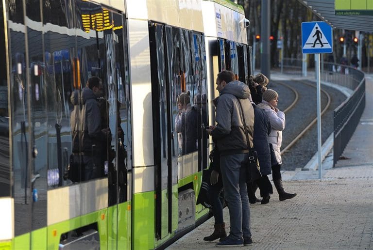 Kto zostawił 2-letnie dziecko na przystanku? Wyjaśnił to już monitoring z tramwaju