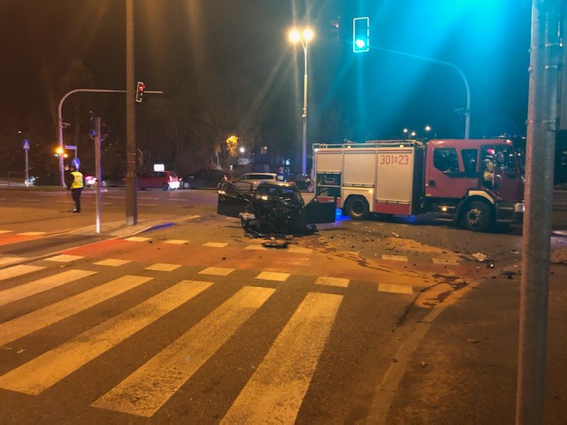 Wypadek w Olsztynie. Kobieta toyotą nie ustąpiła pierwszeństwa i uderzyła w BMW