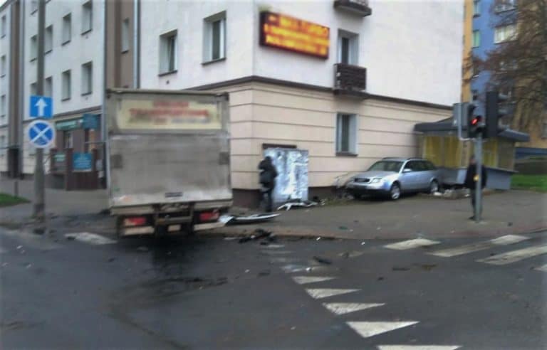 Kierująca osob&oacute;wką nie ustąpiła pierwszeństwa kierującemu autem dostawczym. Nagranie ITS