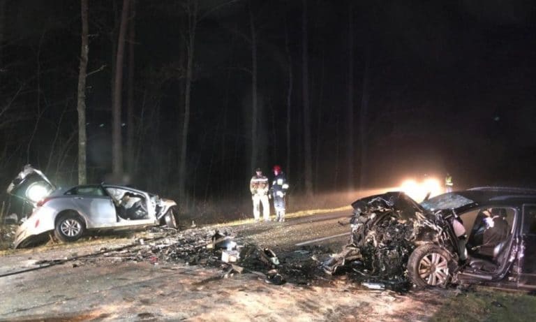 Dwóch kierowców zginęło w zderzeniu czołowym aut. Policja organizuje objazdy