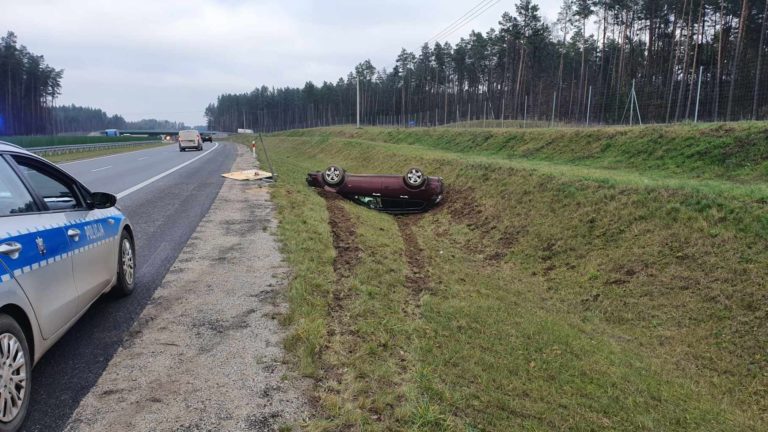 33-letnia kobieta straciła panowanie nad hondą i dachowała