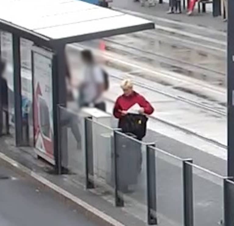 Zrobiła to w centrum Olsztyna na przystanku. Bardzo nietypowe przestępstwo