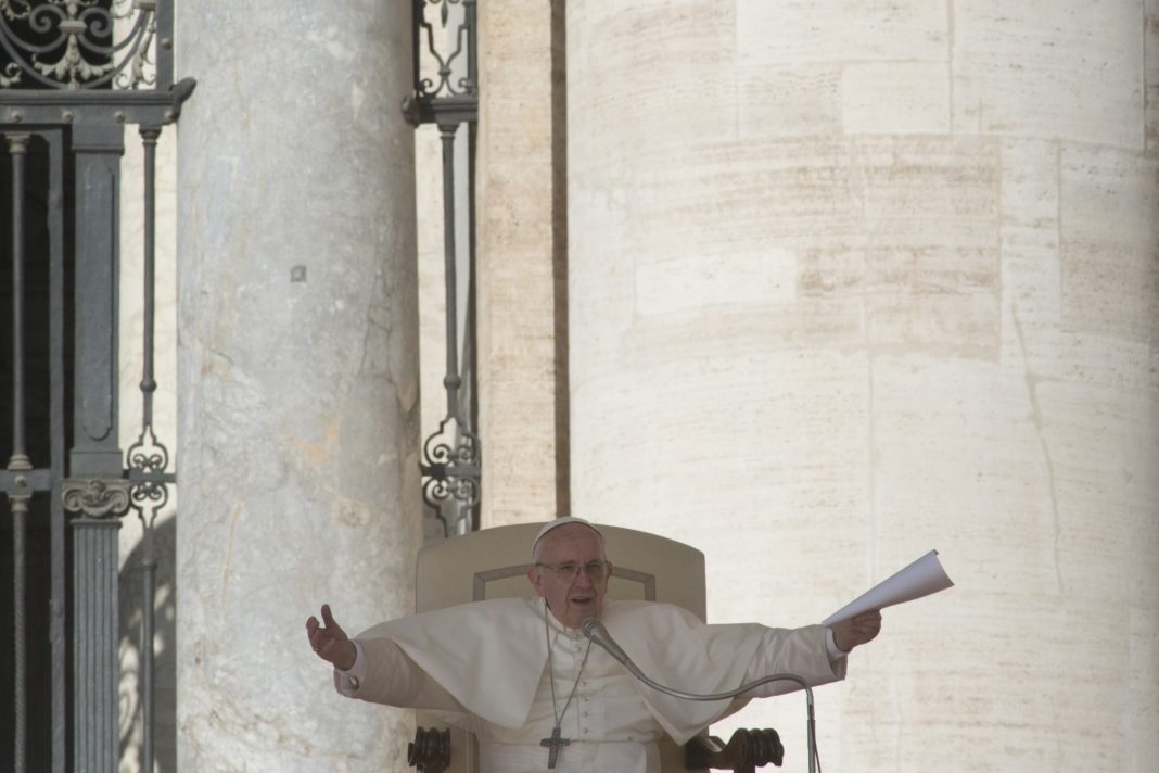 Papież apeluje w świątecznym orędziu o pokój w Syrii, Iraku, na Ukrainie