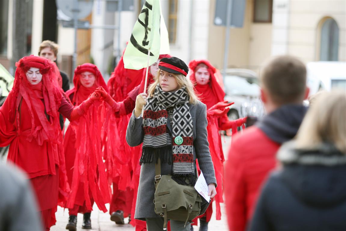 Dziwny protest w centrum Olsztyna. Przebrali się za krew istot ludzkich