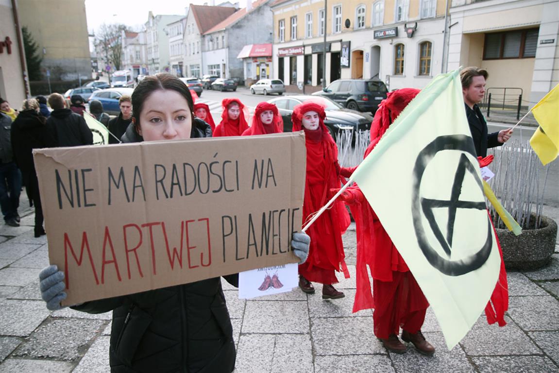 Dziwny protest w centrum Olsztyna. Przebrali się za krew istot ludzkich