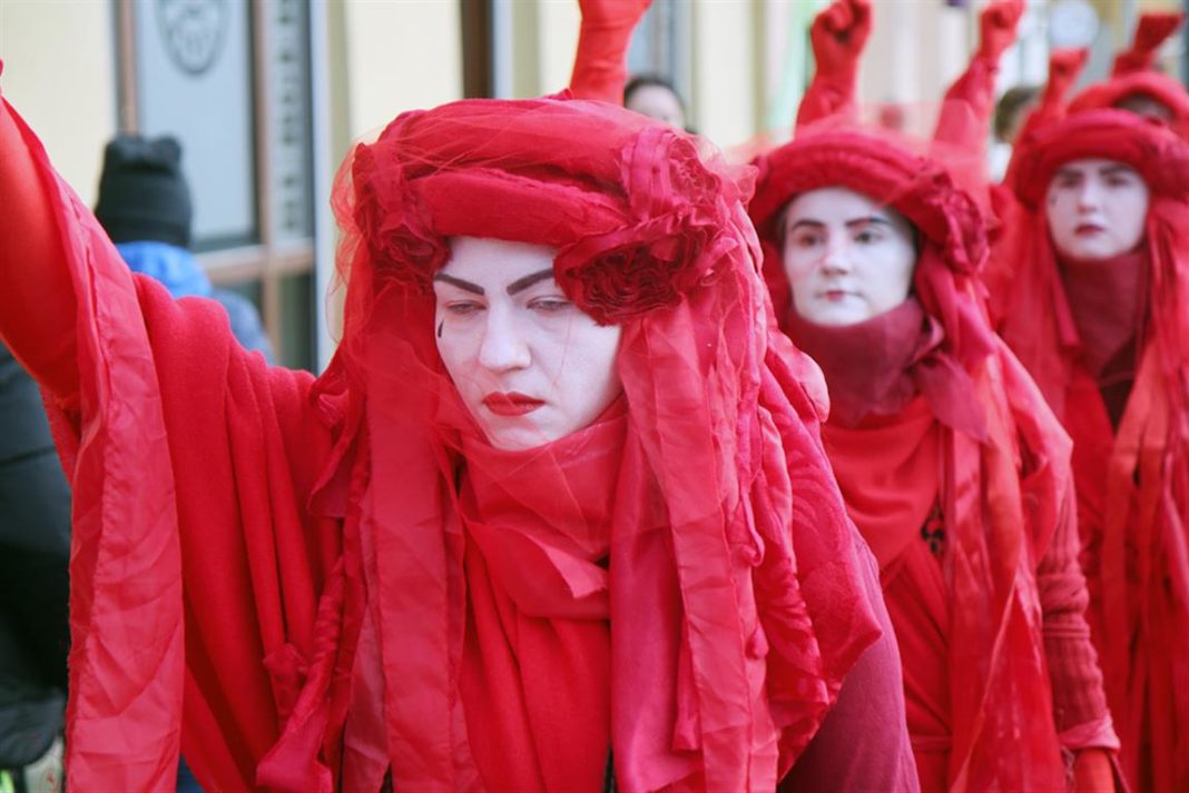 Dziwny protest w centrum Olsztyna. Przebrali się za krew istot ludzkich