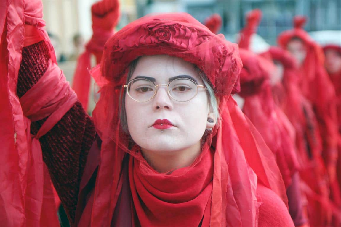 Dziwny protest w centrum Olsztyna. Przebrali się za krew istot ludzkich