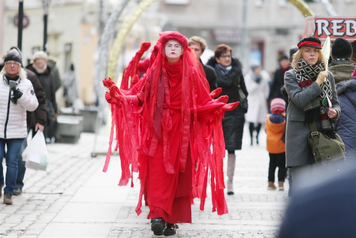 Dziwny protest w centrum Olsztyna. Przebrali się za krew istot ludzkich