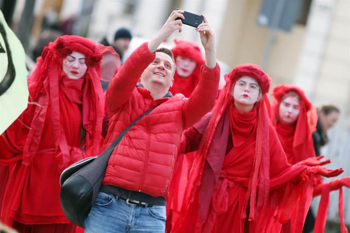 Dziwny protest w centrum Olsztyna. Przebrali się za krew istot ludzkich