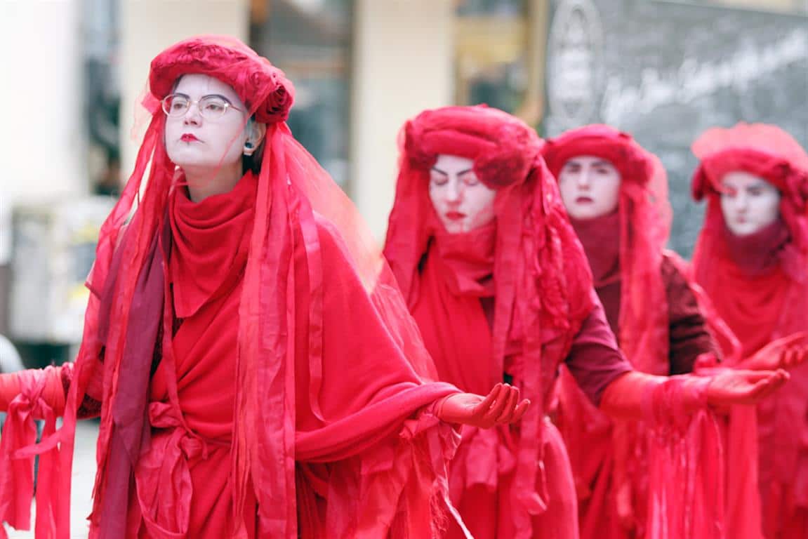 Dziwny protest w centrum Olsztyna. Przebrali się za krew istot ludzkich