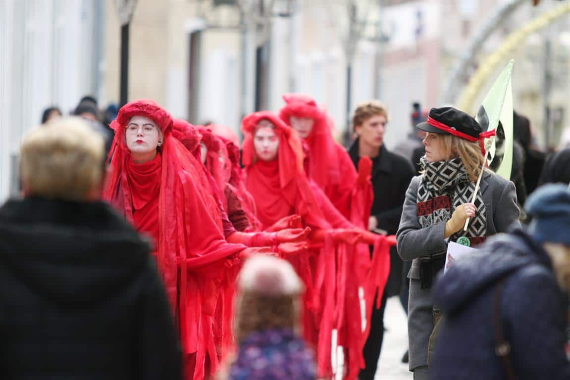 Dziwny protest w centrum Olsztyna. Przebrali się za krew istot ludzkich