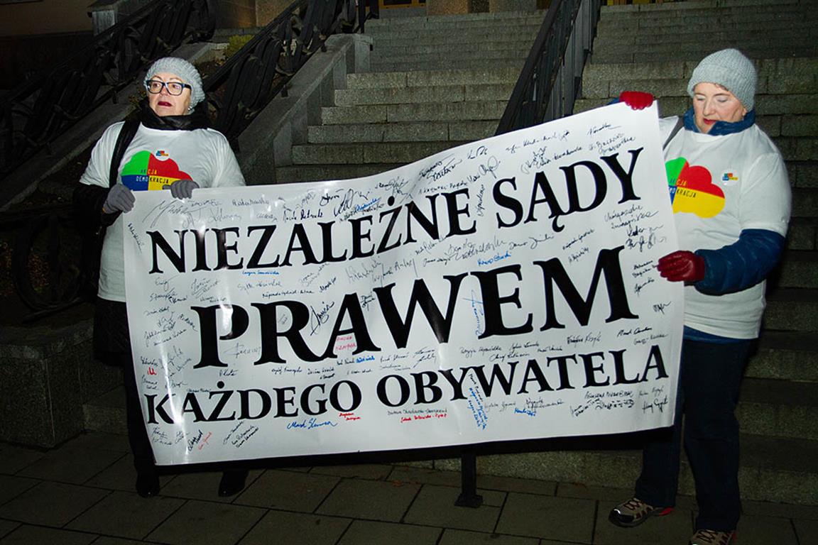 Łzy wzruszenia i wspólne fotografie. Juszczyszyn: Bez wolnych sądów nie będzie praworządnej Polski