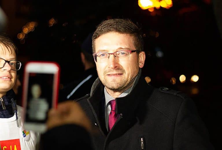 Łzy wzruszenia i wsp&oacute;lne fotografie. Juszczyszyn: Bez wolnych sąd&oacute;w nie będzie praworządnej Polski