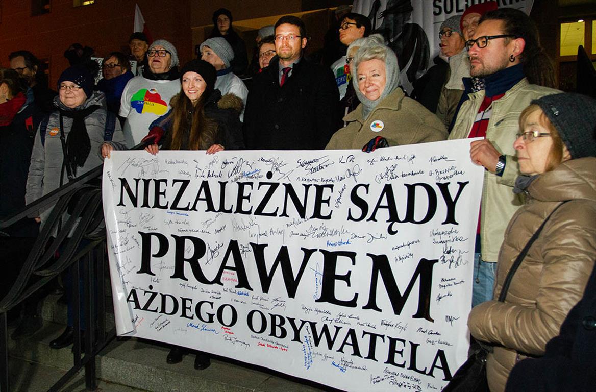 Łzy wzruszenia i wspólne fotografie. Juszczyszyn: Bez wolnych sądów nie będzie praworządnej Polski