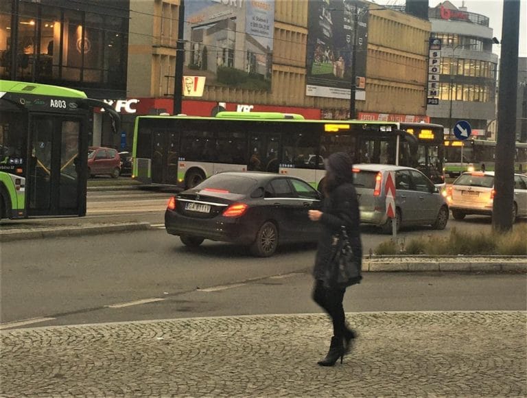 Jak to się stało? Autobus zablokował tramwaje w centrum Olsztyna